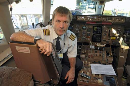 Ο Μπρους Ντίκινσον πιλότος στην παρθενική πτήση της Air Djibouti