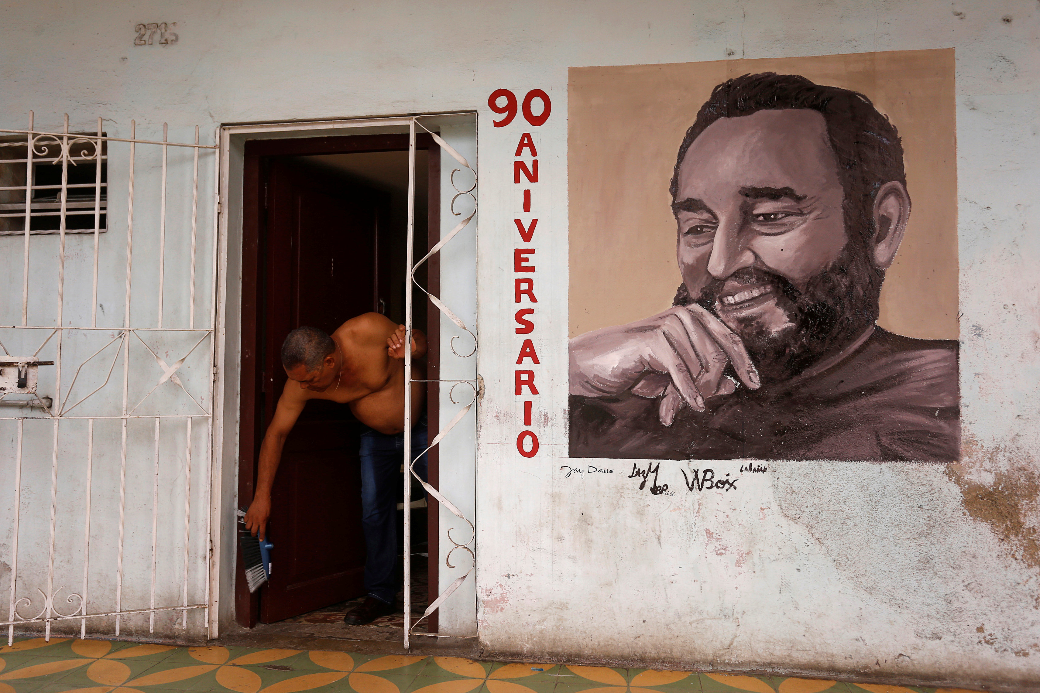 O Φιντέλ κλείνει τα 90, η Κούβα γιορτάζει με σάλσα και… πούρο 90 μέτρων