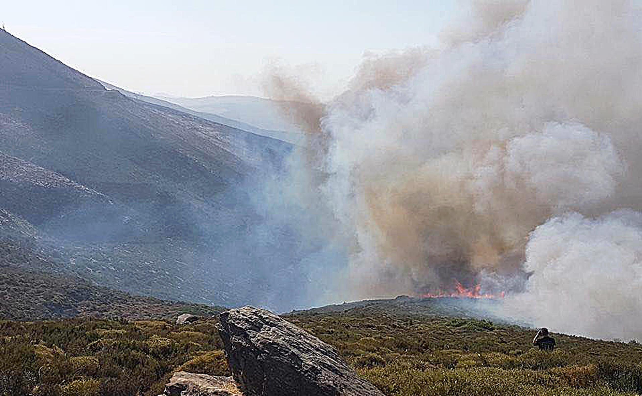 Κρήτη: Φωτιά σε δύσβατη περιοχή κοντά στο Ελαφονήσι