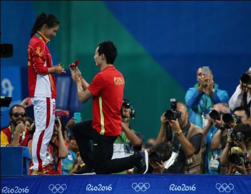 Καταδύσεις: Και μετάλλιο και πρόταση γάμου για την Ζι Χε