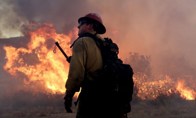Κόλαση φωτιάς στην Καλιφόρνια, χιλιάδες εγκαταλείπουν τα σπίτια τους