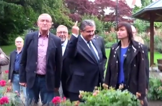 O γερμανός αντικαγκελάριος δείχνει το μεσαίο δάχτυλο σε ακροδεξιούς