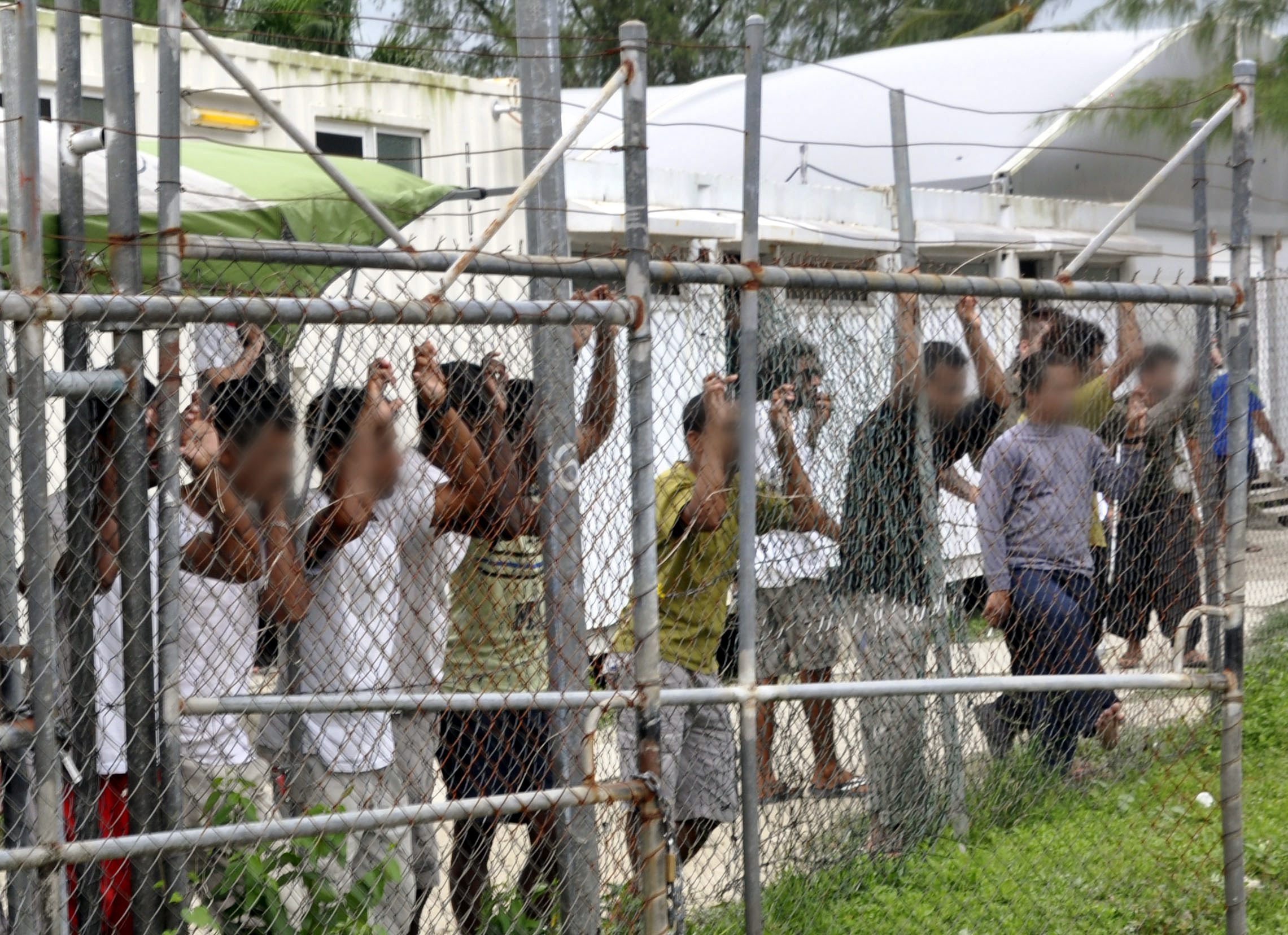 Κλείνει η Αυστραλία αμφιλεγόμενο κέντρο κράτησης προσφύγων στον Ειρηνικό