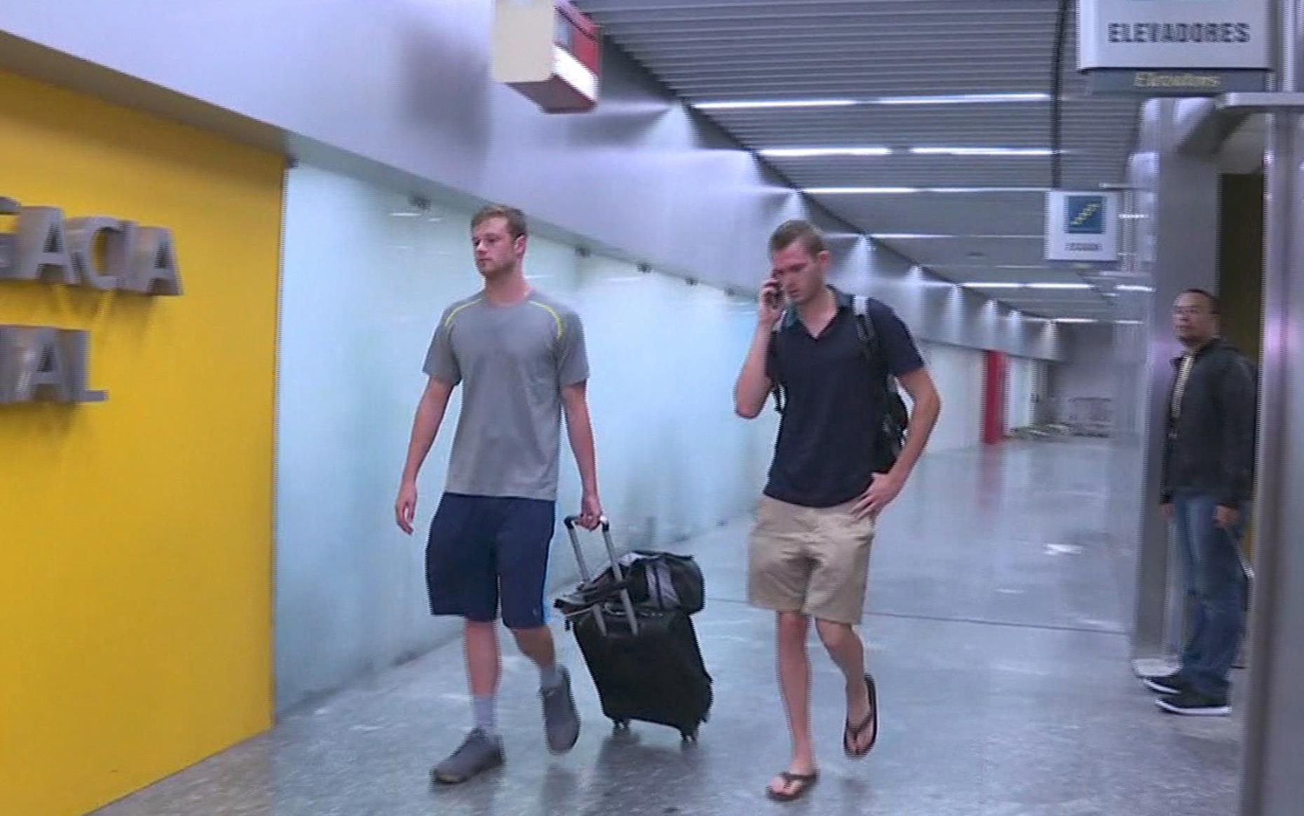 Ρίο: Η αστυνομία κατέβασε από το αεροπλάνο δύο αμερικανούς κολυμβητές