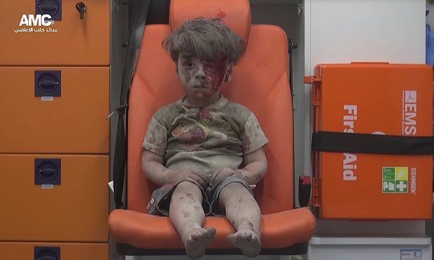 Το αγόρι στο ασθενοφόρο που έγινε σύμβολο της φρίκης στο Χαλέπι
