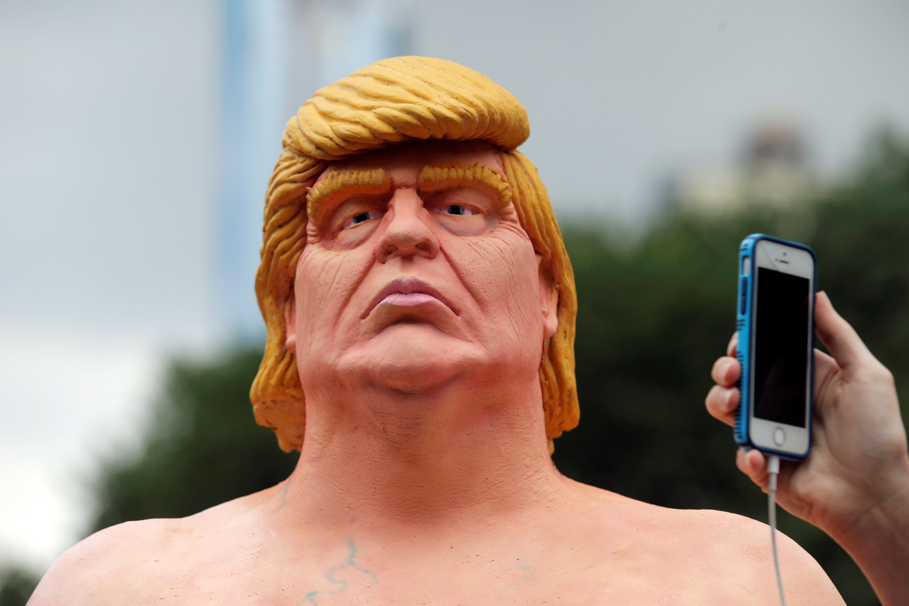 Σε δημοπρασία γυμνό άγαλμα του Τραμπ, σε φυσικό μέγεθος…