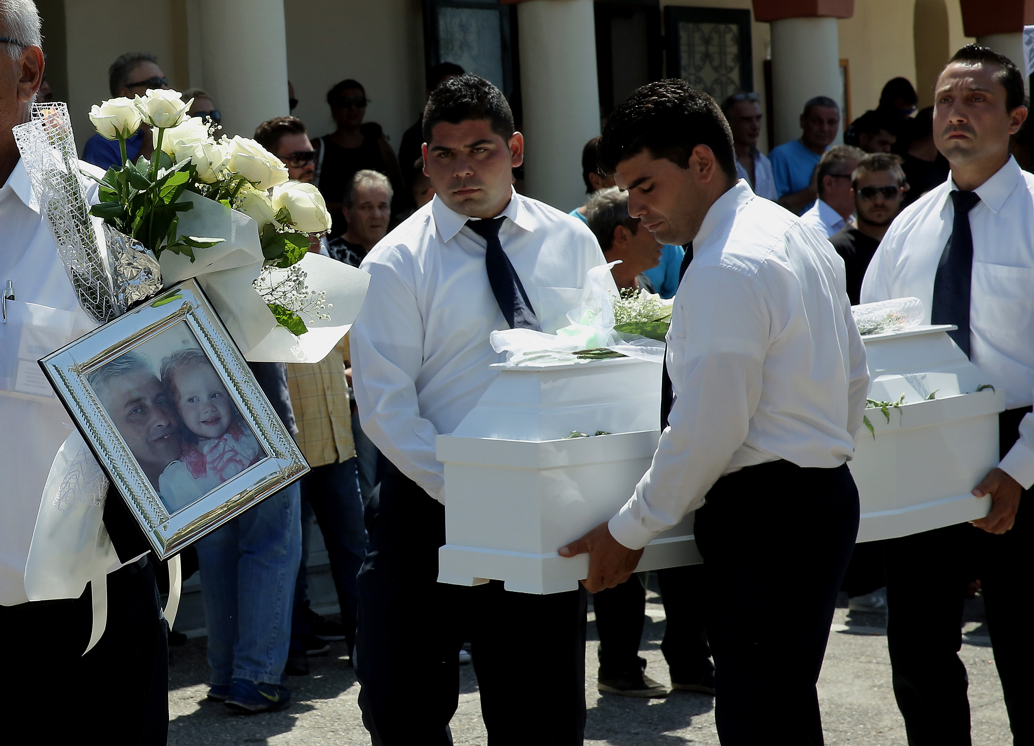 Το τελευταίο αντίο σε δύο από τα θύματα της ναυτικής τραγωδίας στην Αίγινα