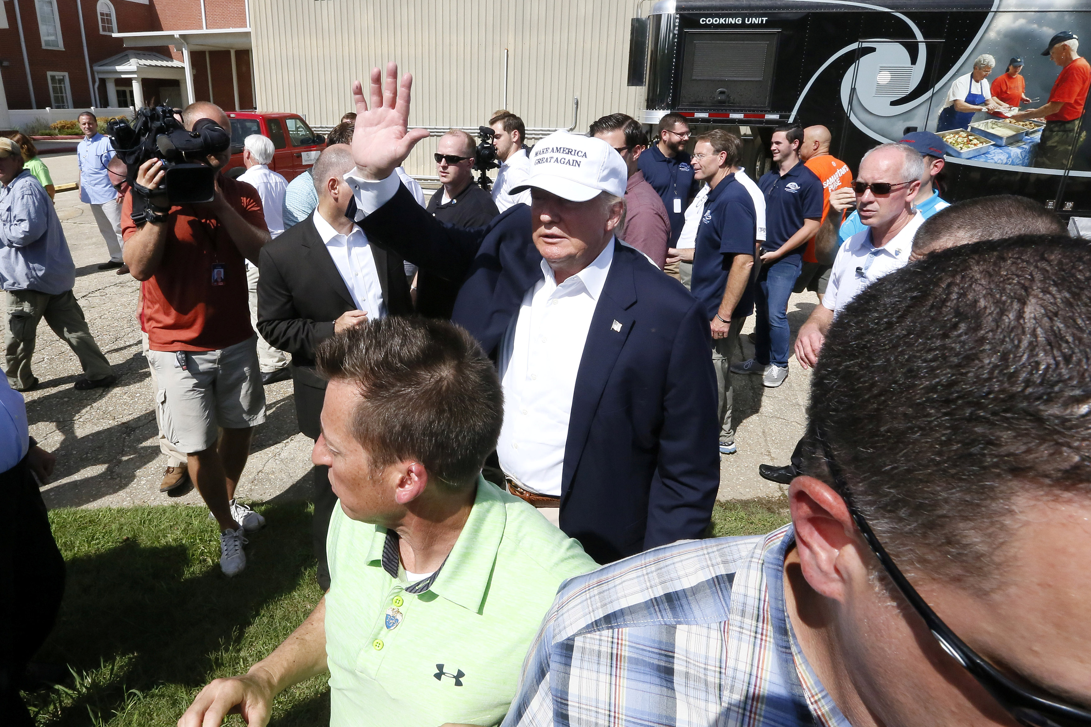 Ο Τραμπ στην πλημμυρισμένη Λουιζιάνα για να… προλάβει τον Ομπάμα