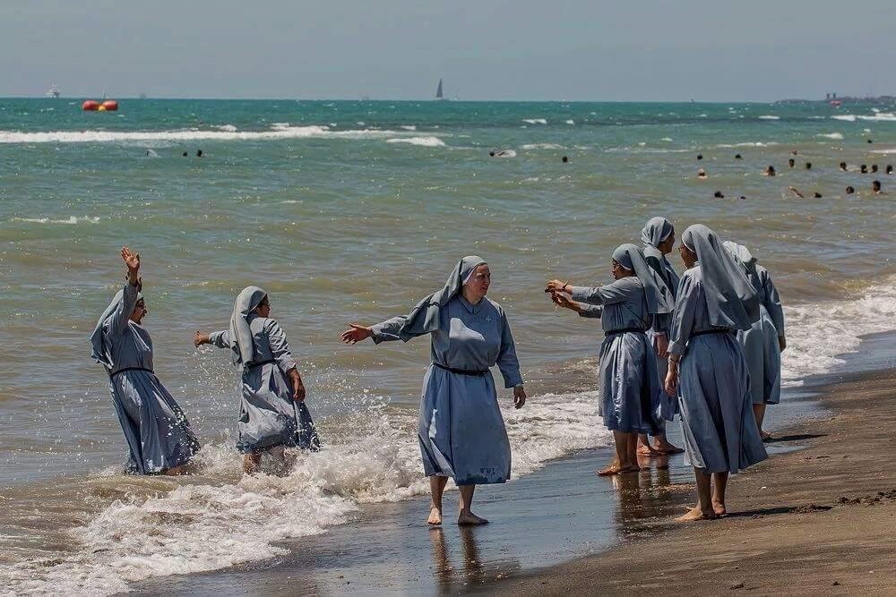 Όχι στο μπουρκίνι; Ιμάμης «απαντά» με καθολικές καλόγριες στην παραλία