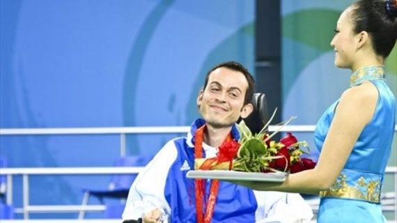 Ο Γρηγόρης Πολυχρονίδης σημαιοφόρος της Ελλάδας στην τελετή έναρξης των Παραολυμπιακών