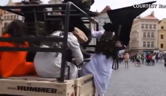Κακόγουστο «χάπενινγκ» στην Πράγα ρίχνει νερό στο μύλο της ισλαμοφοβίας