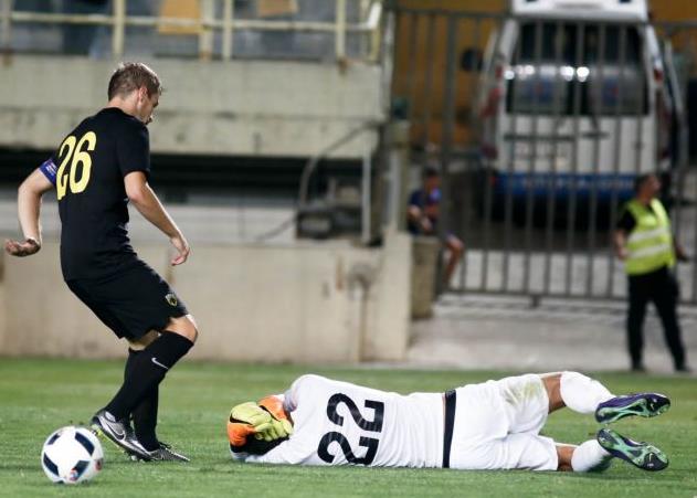 Φιλικές… κροτίδες οπαδών του Αρη στον τερματοφύλακα της ΑΕΚ