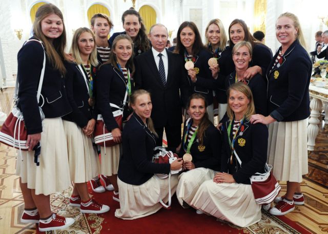 Ο Πούτιν κέρασε σαμπάνια και από μία... BMW τους Ολυμπιονίκες