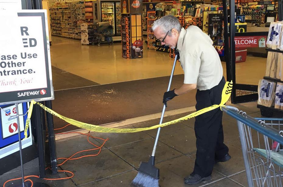 Το σούπερ μάρκετ αρνήθηκε τις δωροεπιταγές και εκείνη μπούκαρε με ΙΧ