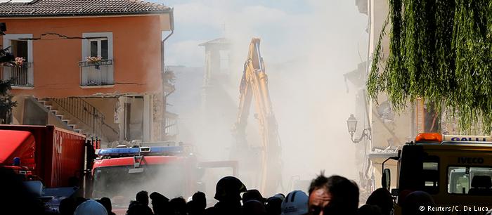 Πρόσφυγες βοηθάνε τους σεισμοπαθείς