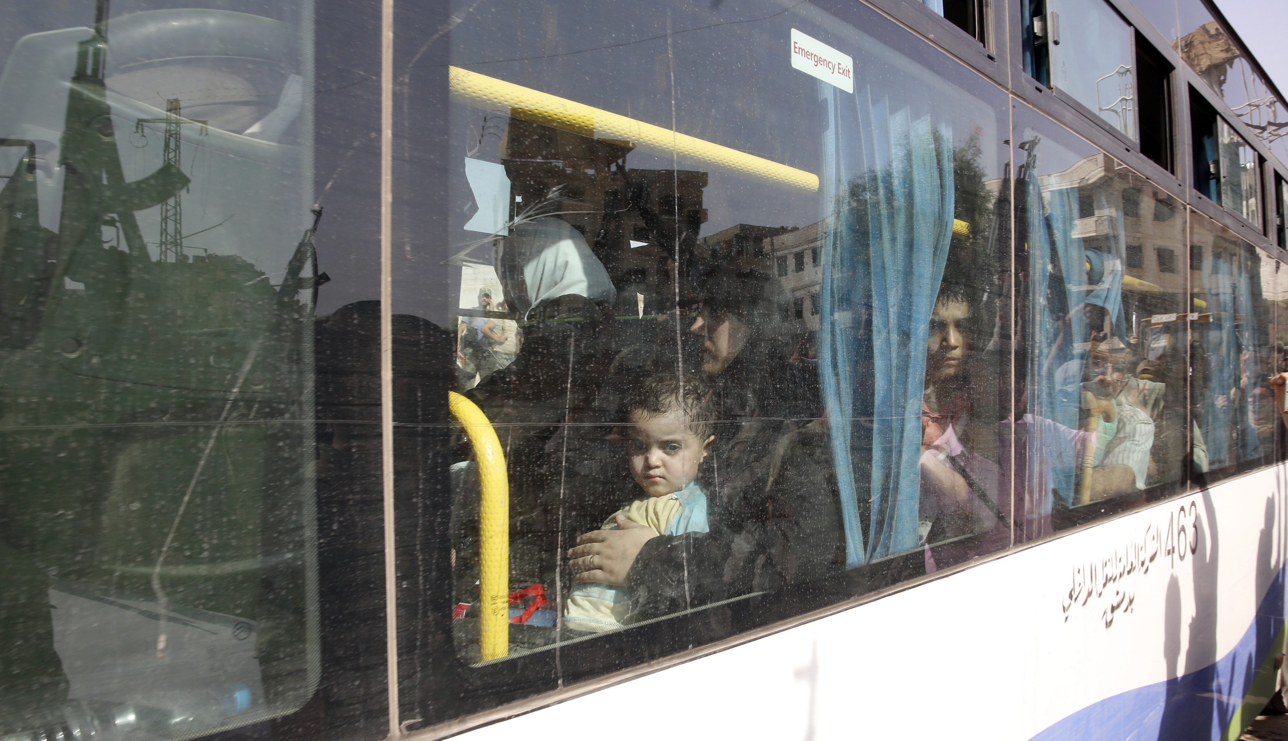 Σύροι άμαχοι εγκαταλείπουν την Νταράγια έπειτα από τέσσερα χρόνια πολιορκίας