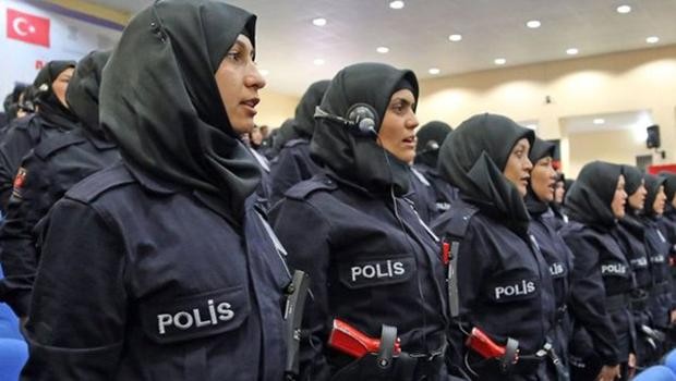 Και με μαντήλα πλέον οι γυναίκες αστυνομικοί στην Τουρκία