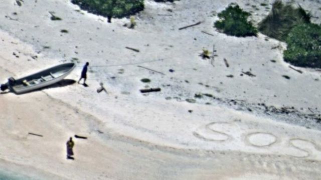 Σώθηκαν από νησάκι στον Ειρηνικό γράφοντας SOS στην άμμο