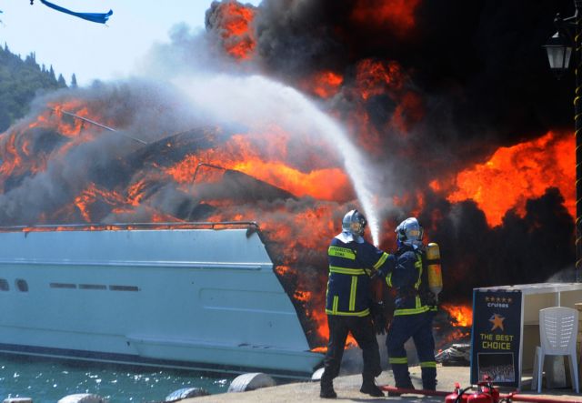Κάηκαν και βυθίστηκαν θαλαμηγός και ιστιοπλοϊκό στο Νυδρί