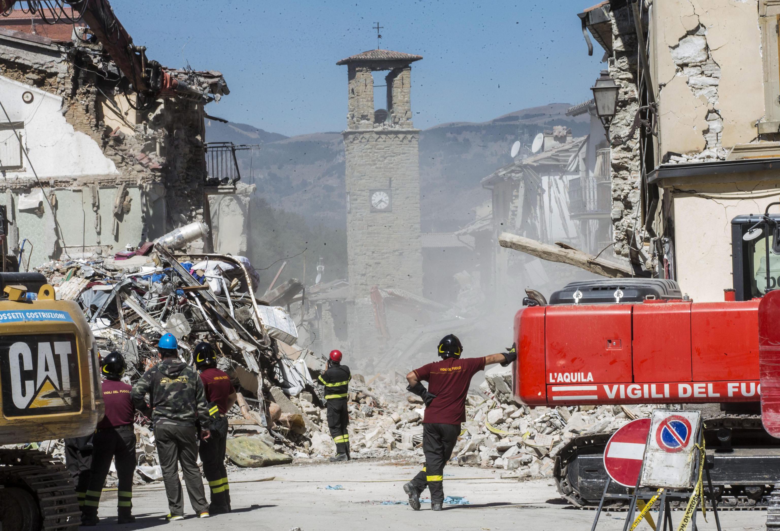 Ανοικοδόμηση «με πλήρη ασφάλεια και διαφάνεια» υπόσχεται ο Ρέντσι