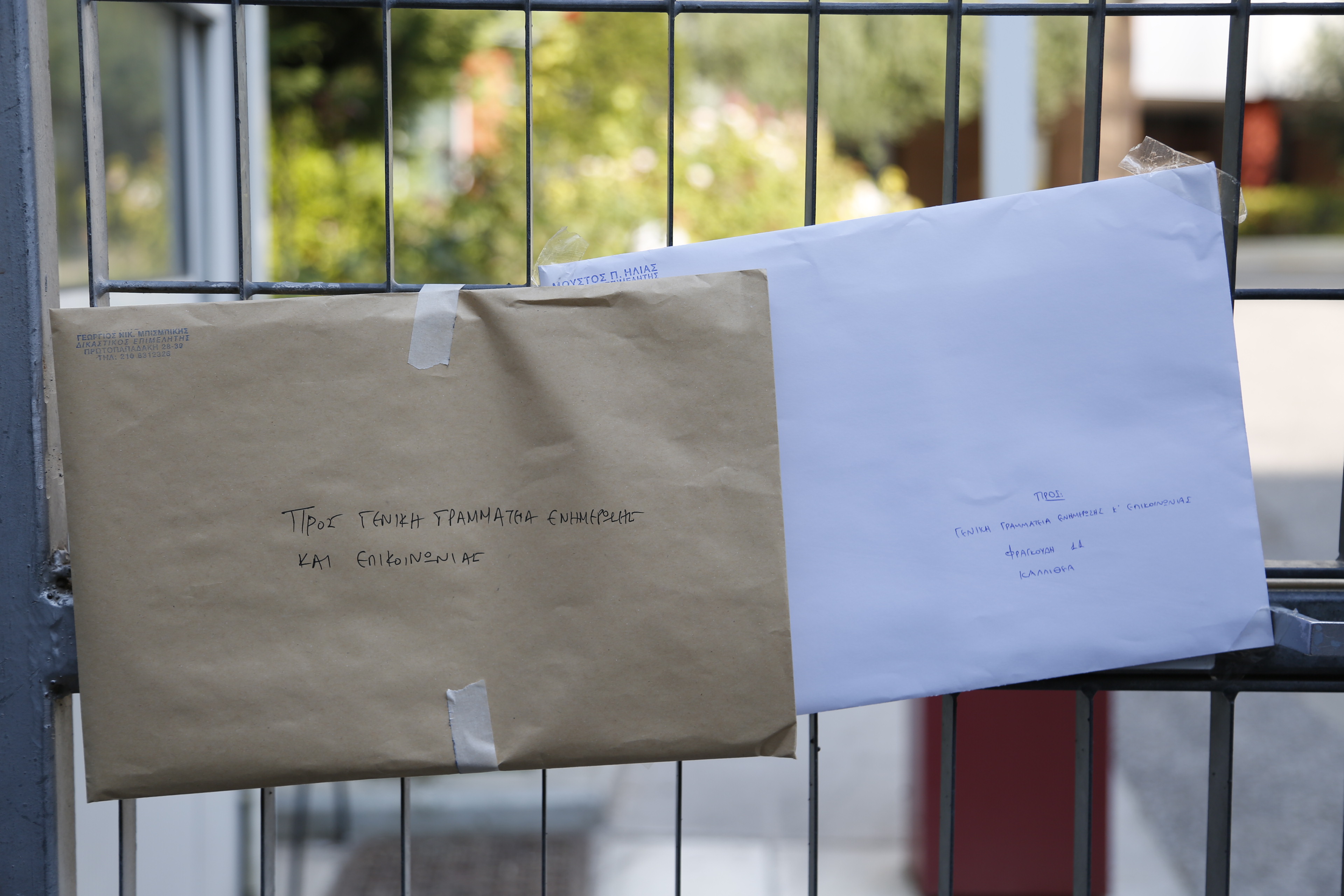 TV άδειες: Εντός κτιρίου κονταροχτύπημα, στην πύλη ασφαλιστικά μέτρα