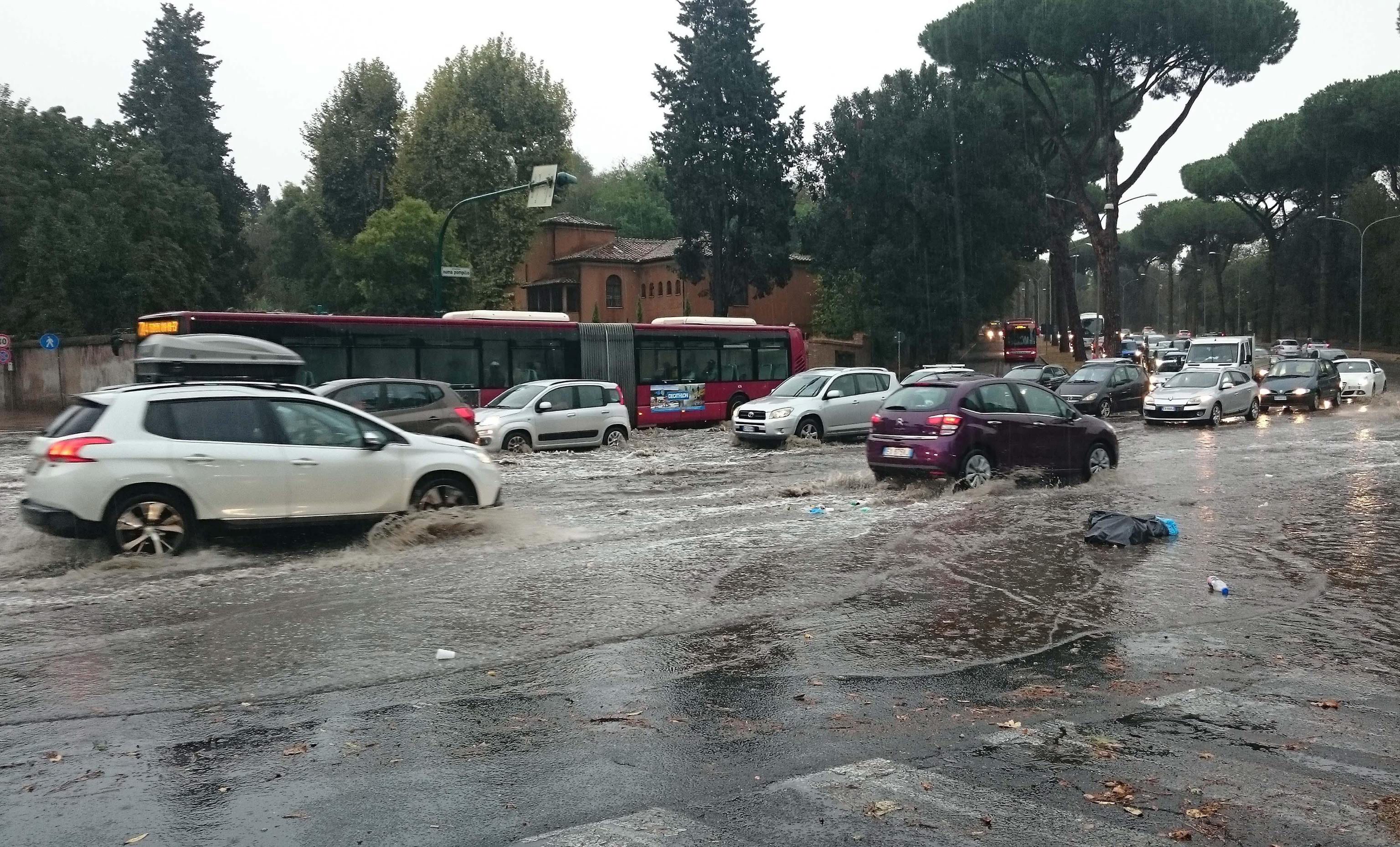Σε παράλυση η Ρώμη λόγω ξαφνικών πλημμύρων