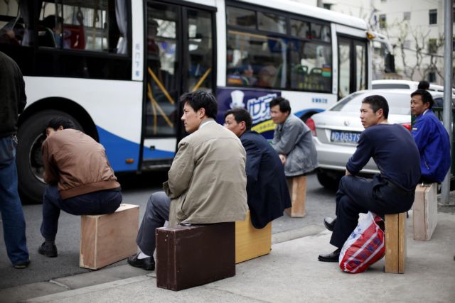 Έχασε την ισορροπία της στο λεωφορείο και κατέβασε το παντελόνι επιβάτη