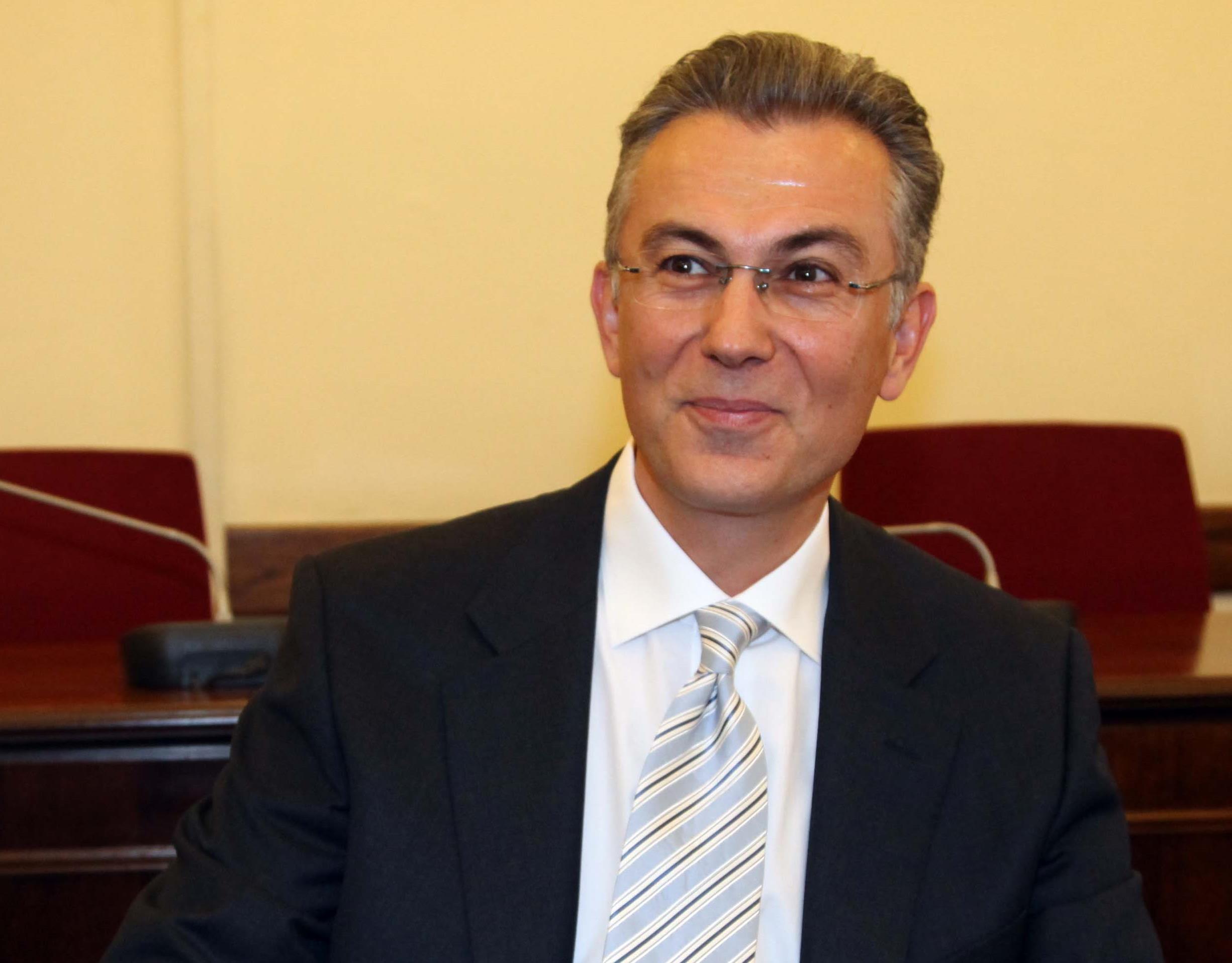 Ρουσόπουλος: Μόνο σε Κονγκό ή Β.Κορέα συναντάμε τέσσερις τηλεοπτικές άδειες