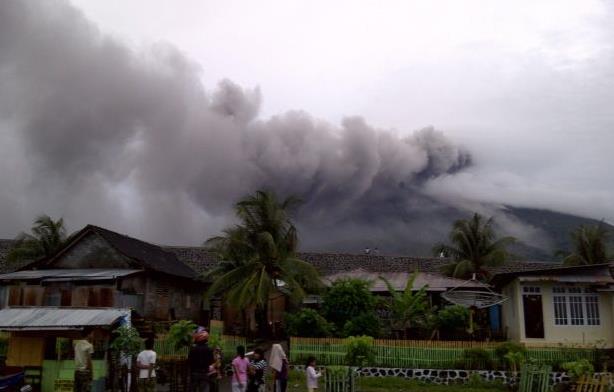 Ξύπνησε το ηφαίστειο Γκαμαλάμα στην ανατολική Ινδονησία