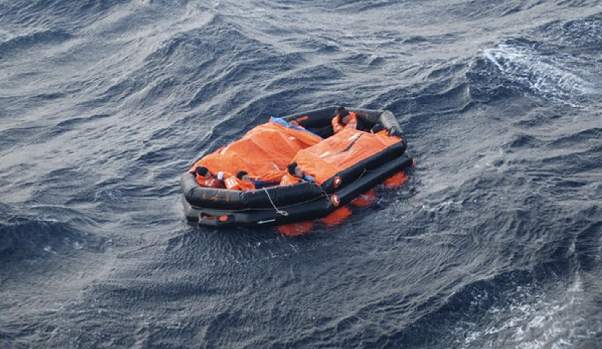 Εντοπισμός 32 προσφύγων σε ακυβέρνητη λέμβο