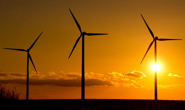 H Κίνα στήνει δύο νέες ανεμογεννήτριες την ώρα