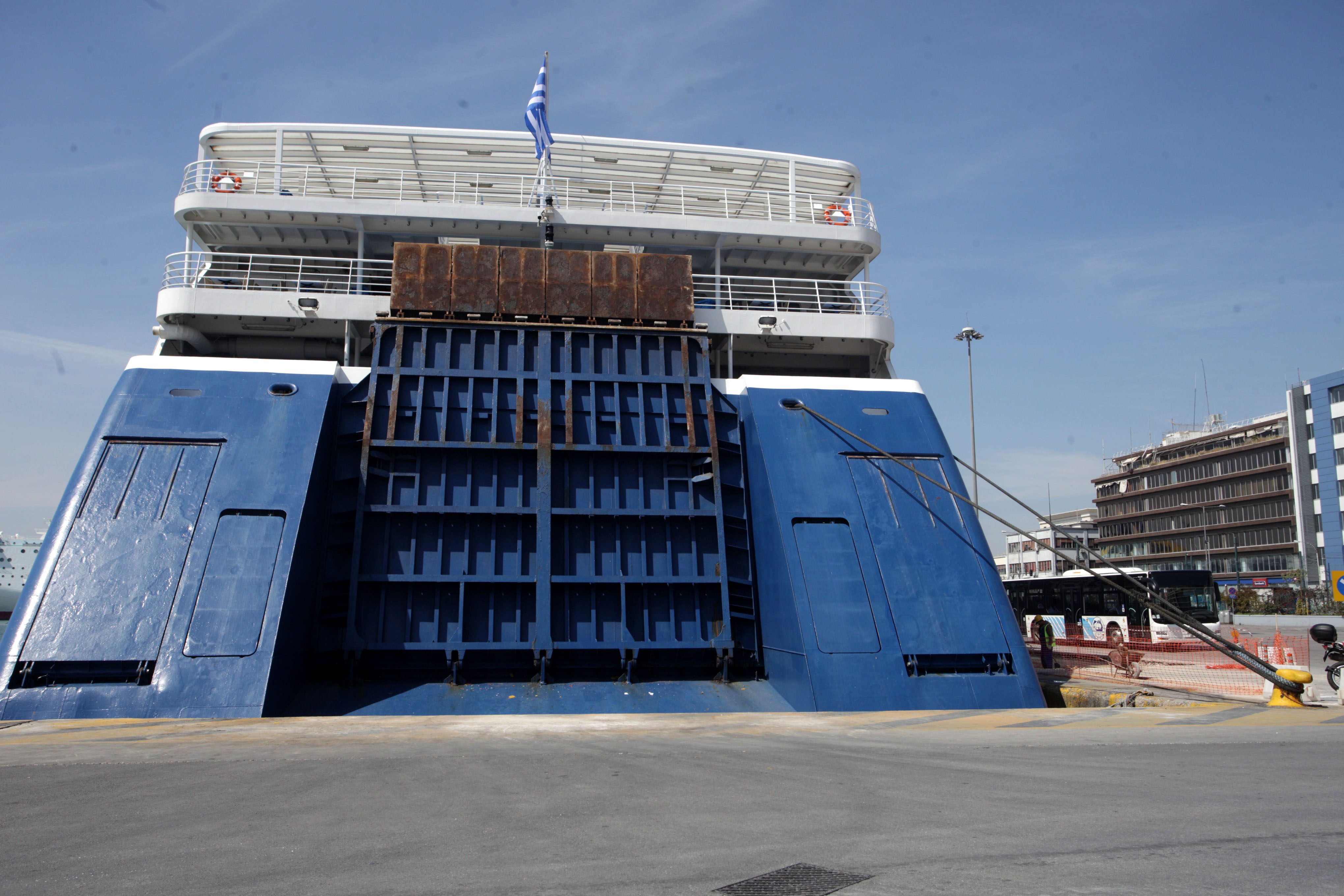 Δεμένα στα λιμάνια όλα τα πλοία την Πέμπτη και την Παρασκευή