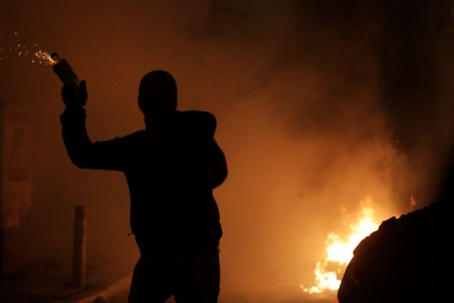 Mολότοφ εναντίον διμοιρίας των ΜΑΤ στη Χαριλάου Τρικούπη