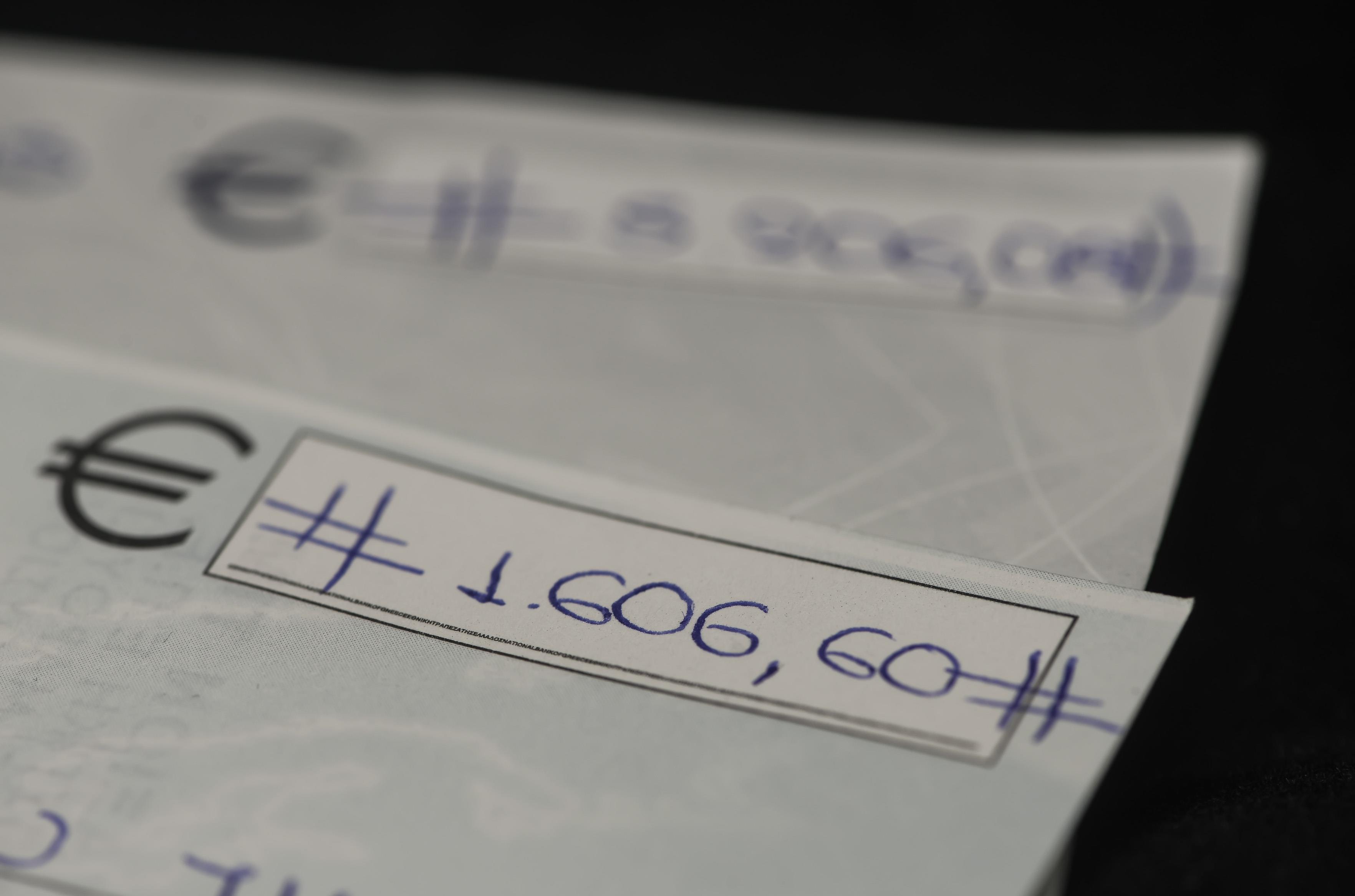 Εκτοξεύθηκαν τον Αύγουστο οι ακάλυπτες επιταγές