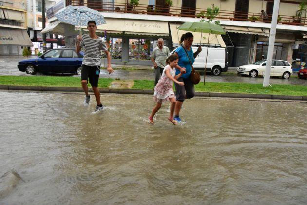 Προβλήματα από την ισχυρή νεροποντή στην Δυτική Θεσσαλία