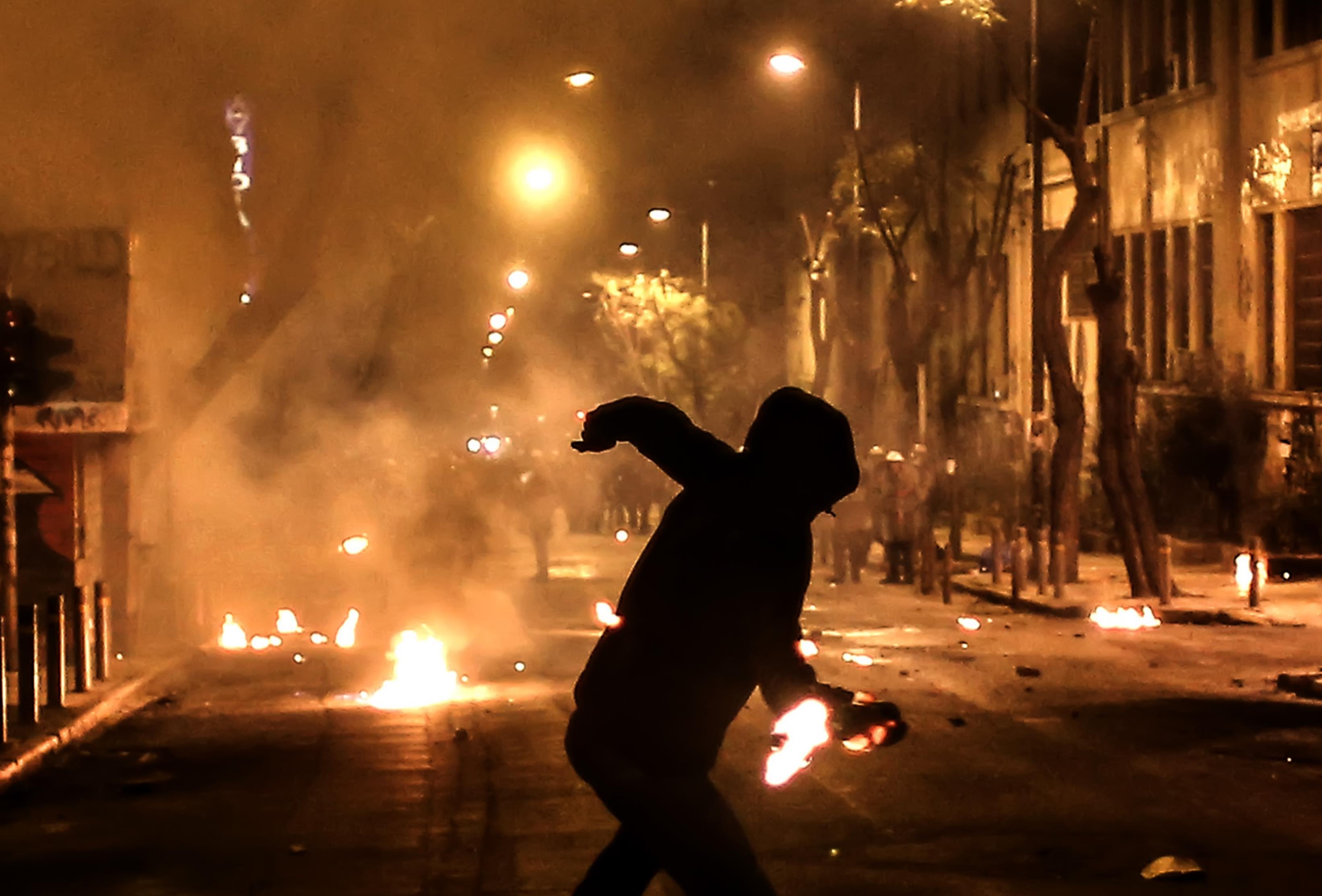Μολότοφ κατά διμοιρίας των ΜΑΤ τη νύχτα στην Πατησίων – Δύο συλλήψεις