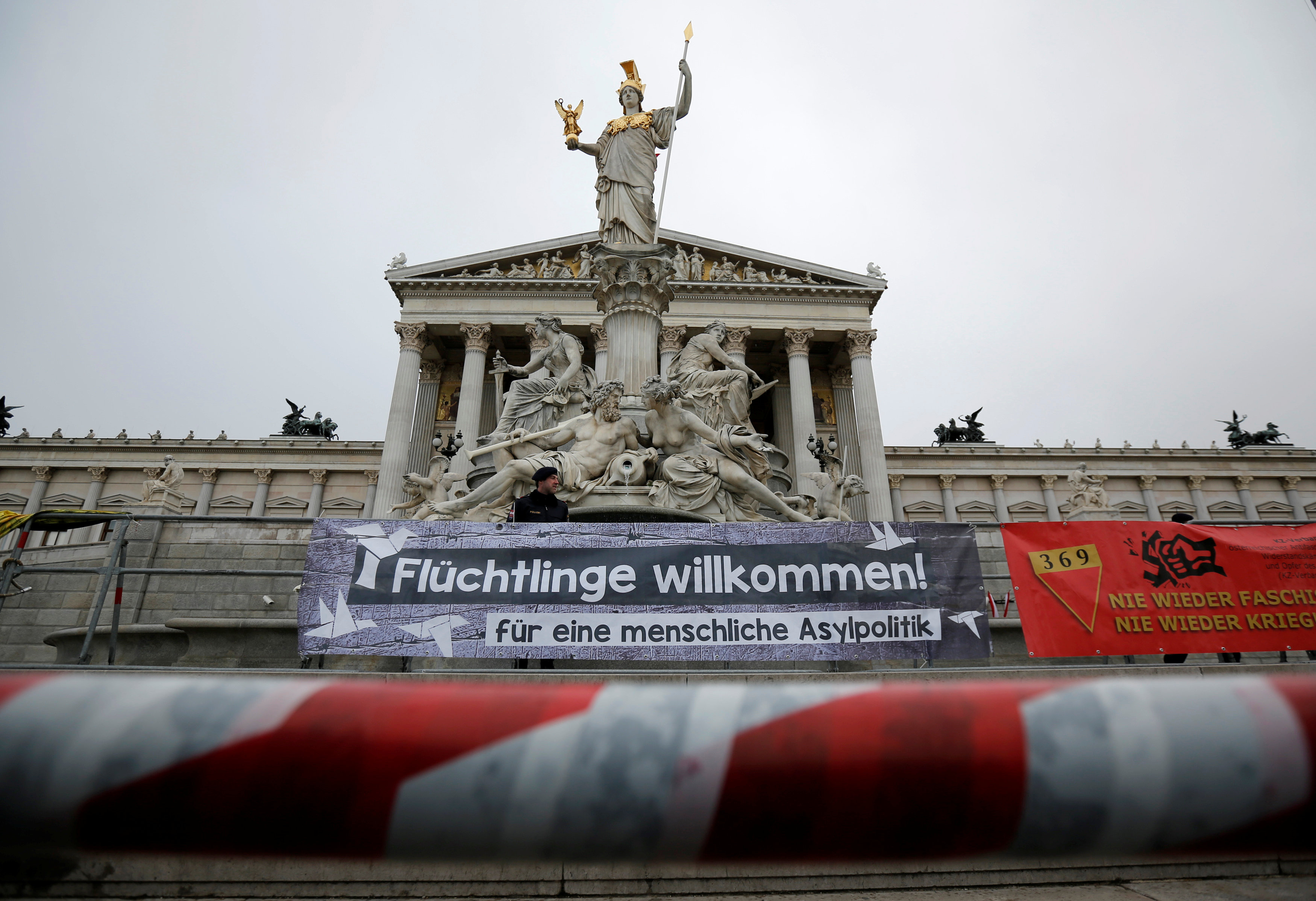 Τις τελευταίες πινελιές βάζει η Αυστρία στο διάταγμα για «προσφυγικό μπλόκο»