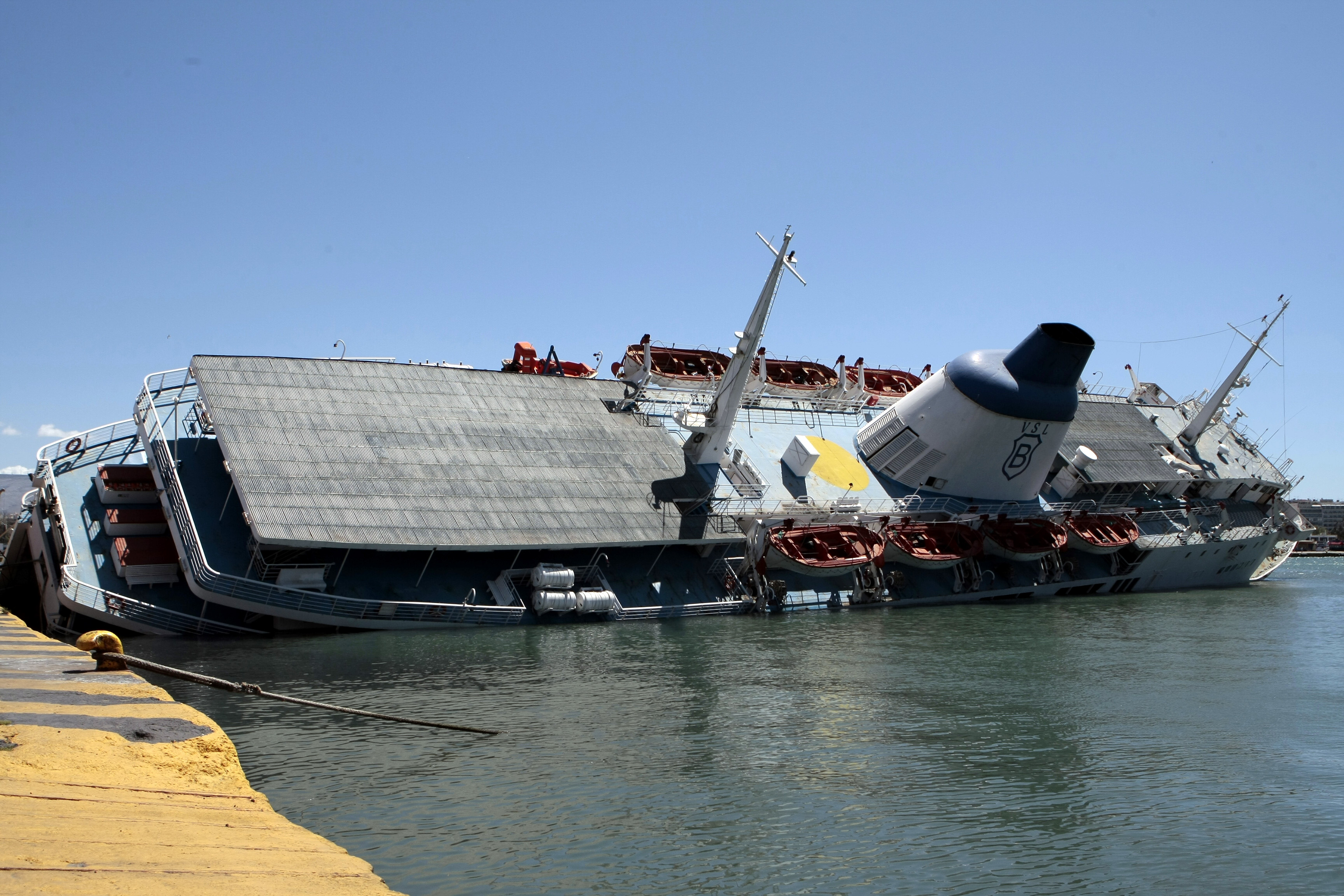 Νέος διαγωνισμός για την απομάκρυνση του «Παναγία Τήνου» από το λιμάνι του Πειραιά