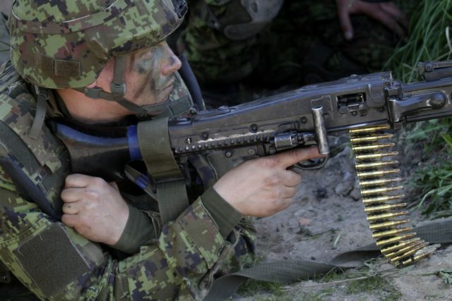 Επιστροφή στη στράτευση σκέφτονται Ευρωπαίοι που την είχαν καταργήσει