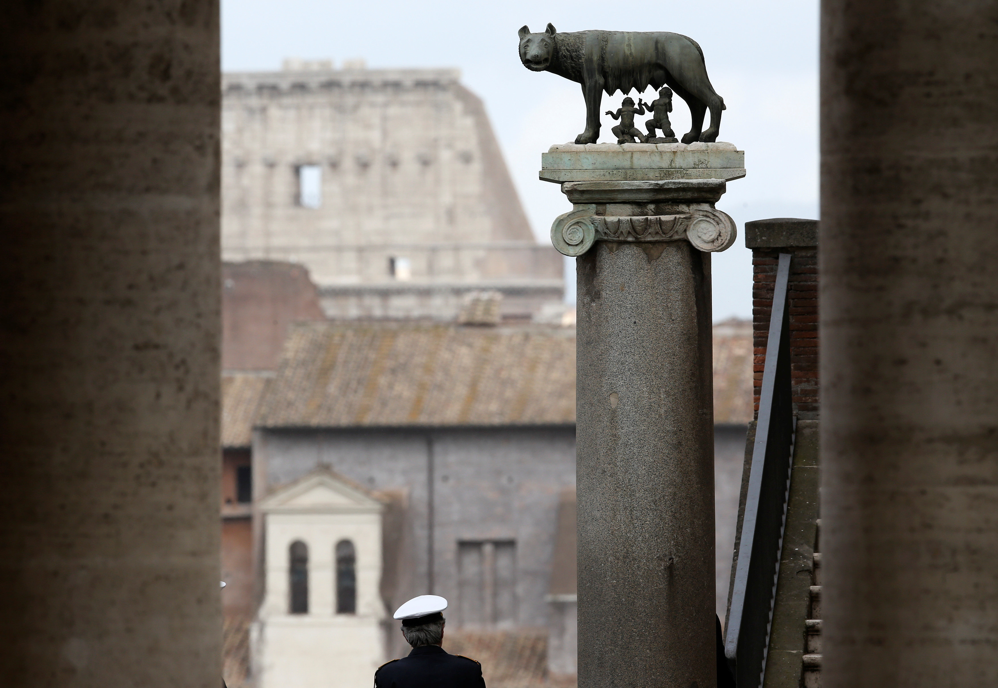 Και το Βατικανό τα βάζει με τη δήμαρχο Ρώμης, «η πόλη έχει εγκαταλειφθεί»