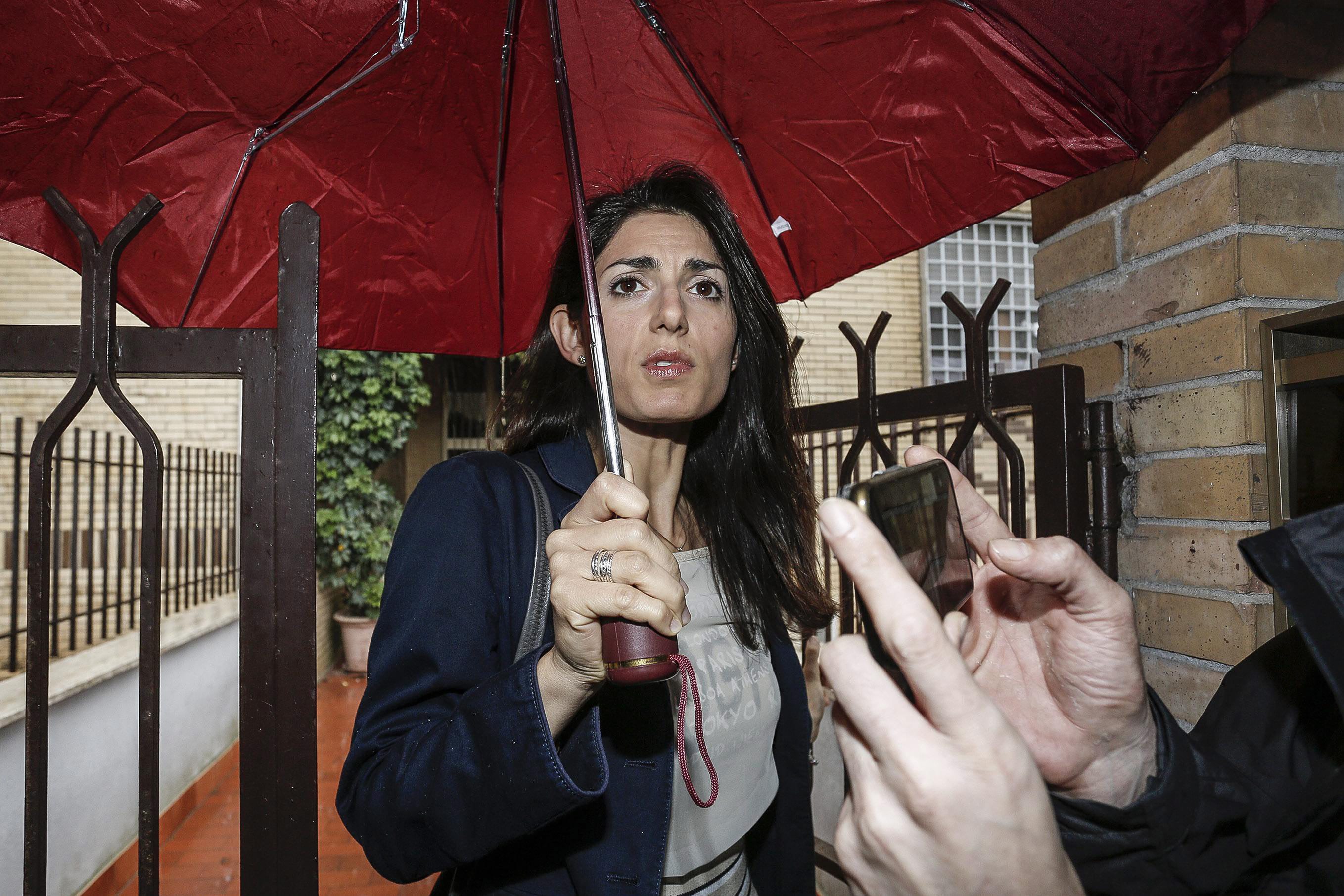 H δήμαρχος Ρώμης του «αδιάφθορου» Γκρίλο αντιμέτωπη με το πρώτο σκάνδαλο