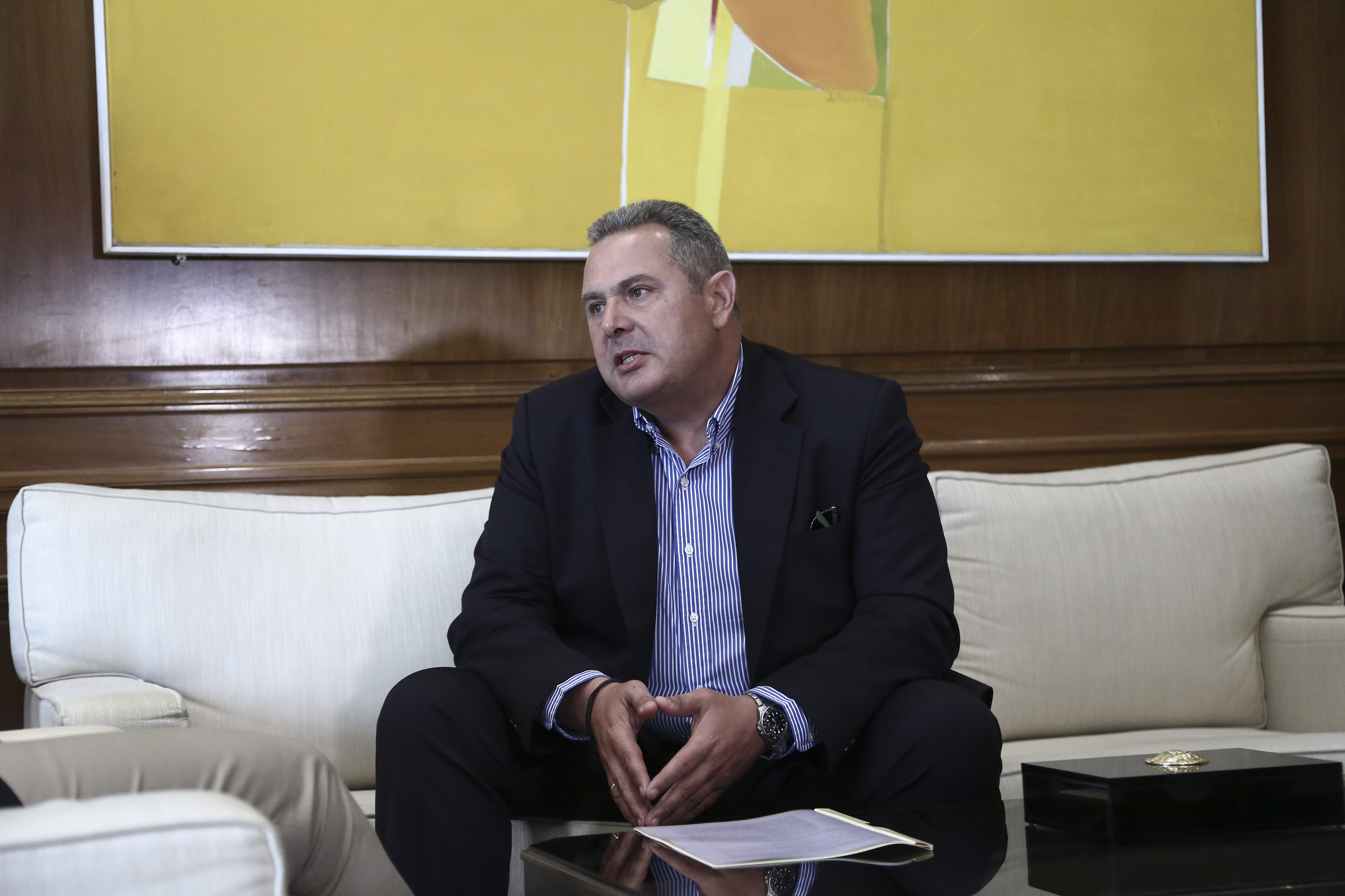 «Χρησμοί» Καμμένου από το Λονδίνο για καναλάρχες και άδειες