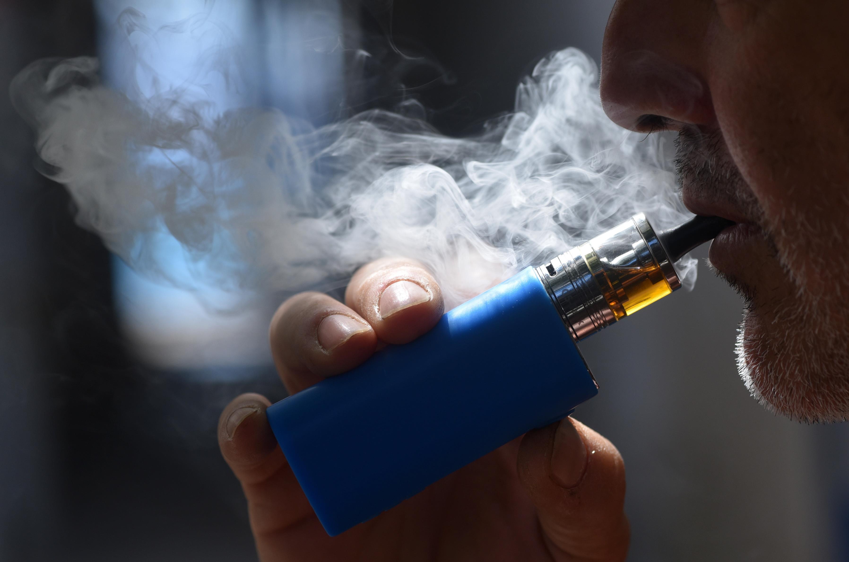 Τέλος και το ηλεκτρονικό τσιγάρο στους δημόσιους χώρους