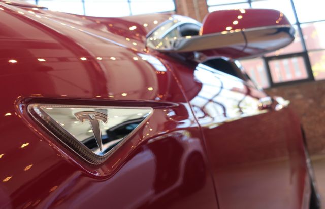 Η Tesla διορθώνει το Autopilot, δεν υπόσχεται όμως «απόλυτη ασφάλεια»
