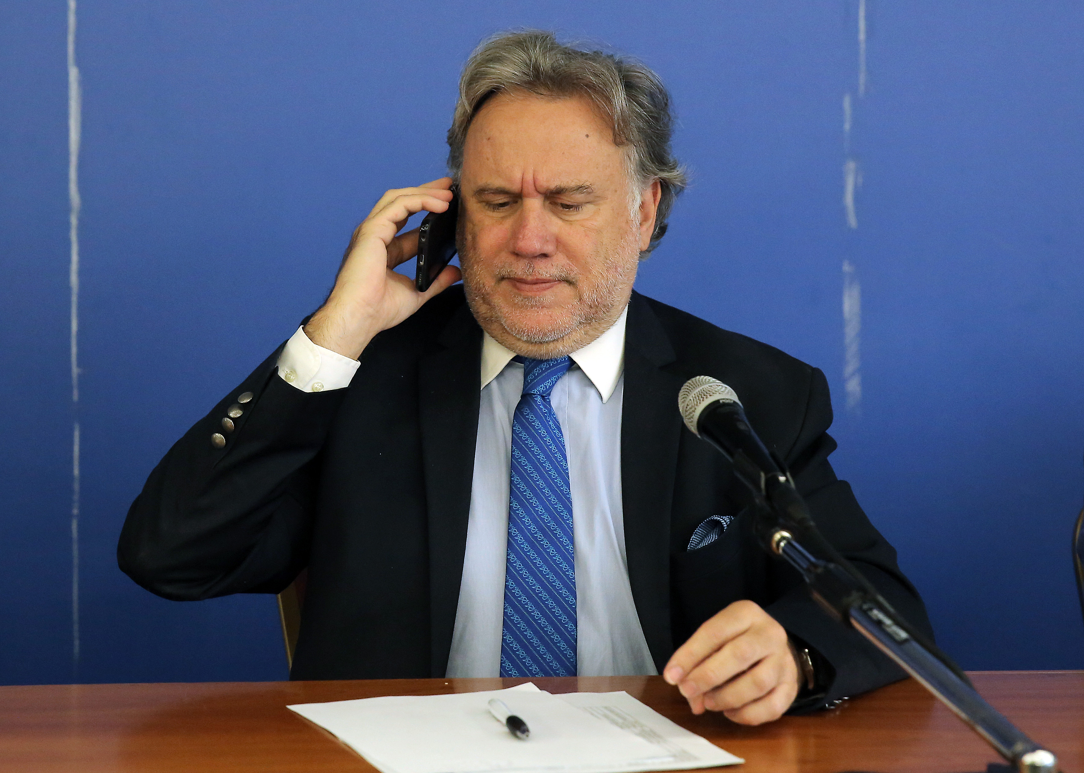 Ομαδικές απολύσεις και συμβάσεις στη συνάντηση με τους θεσμούς