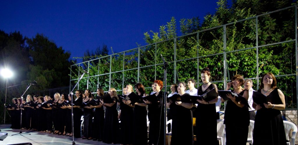 Η Χορωδία του Δ.Αθηναίων καλωσορίζει το Φθινόπωρο στο Αρχαιολογικό Μουσείο
