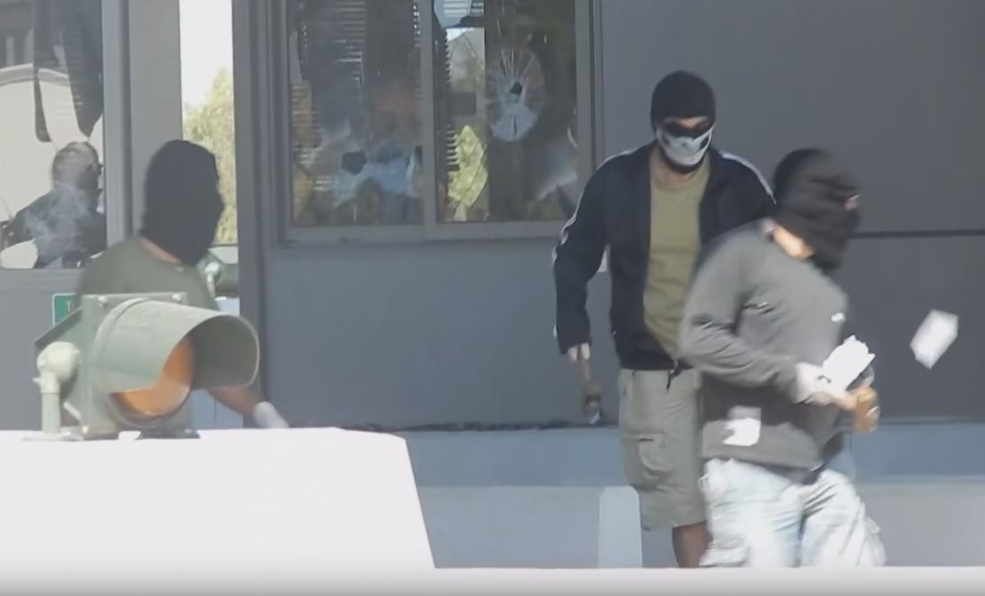 Βίντεο: Η επίθεση του Ρουβίκωνα στα διόδια της Κορίνθου-Πατρών