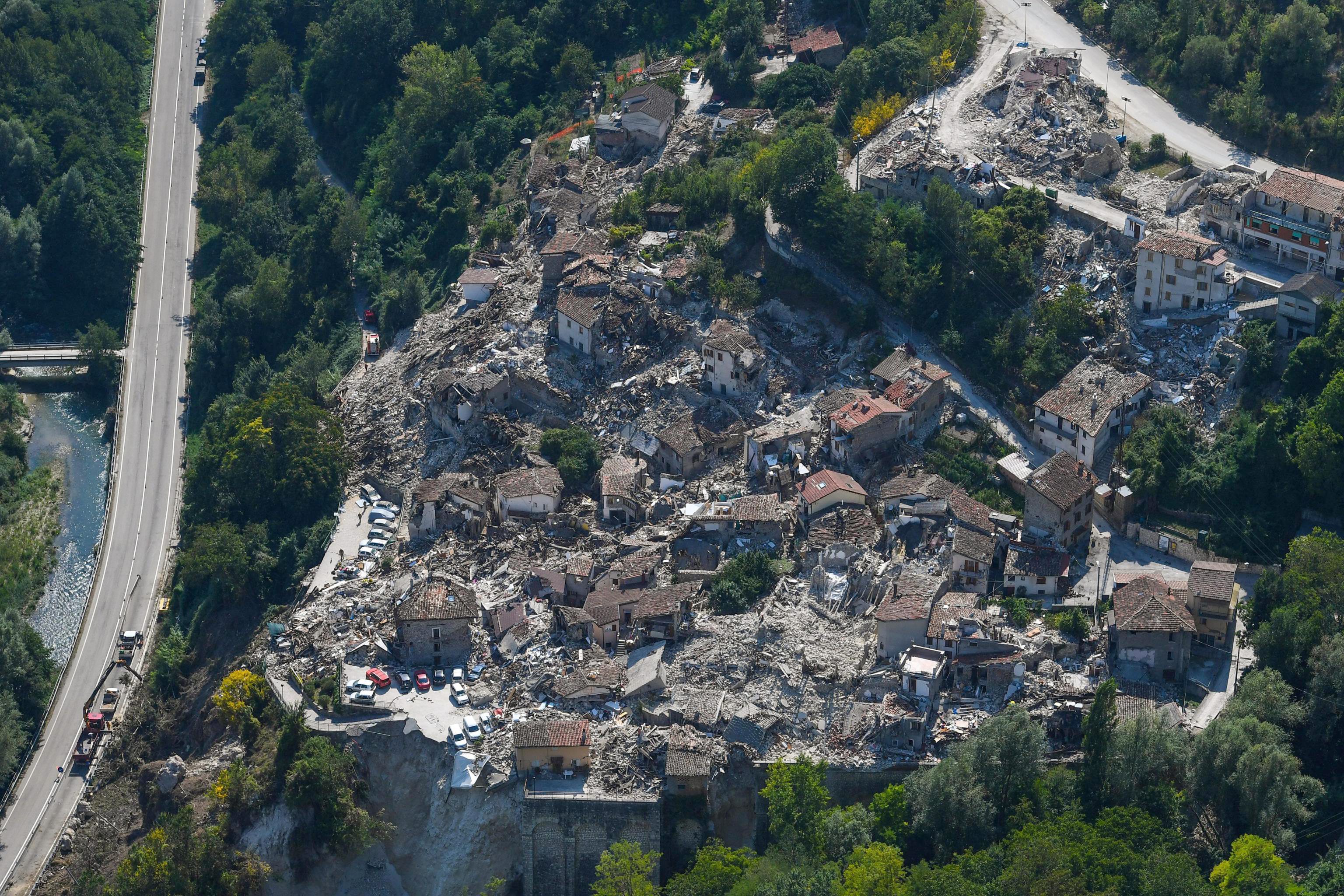 Ρέντσι: Δεν θα προσμετρηθεί στο έλλειμμα η ανοικοδόμηση από το σεισμό