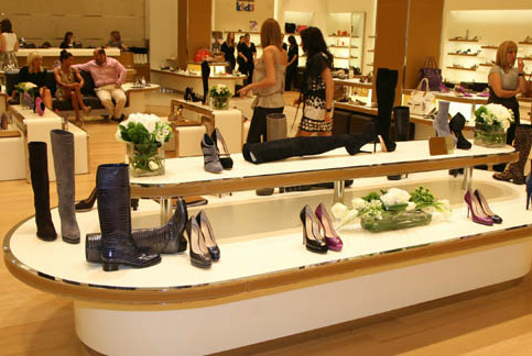 «Με τα δυο πόδια σ’ ένα παπούτσι» η Καλογήρου