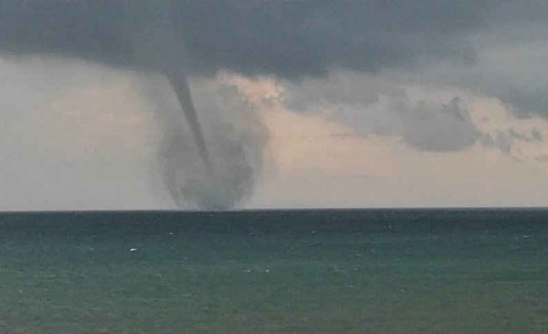 Σπάνιο φαινόμενο με ανεμοστρόβιλο «σάρωσε» τον Λαγανά